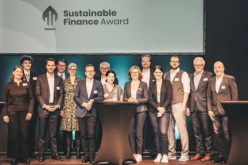 Die Preisträgerinnen und Preisträger des Sustainable Finance Awards 2024 mit Mitgliedern der Jury und des Projektteams (Foto: Lisa Päffgen)